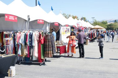 Fremont, CA - 19 Ağustos 2023: Daha önce Hindistan Festivali olarak bilinen Fog Festivali, Dünya Festivali katılımcıları. Geleneksel giysi, mücevher ve ıvır zıvır satan satıcılar..