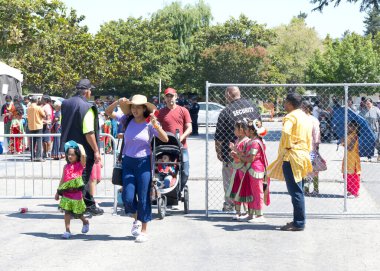 Fremont, CA - 19 Ağustos 2023: Daha önce Hindistan Festivali olarak bilinen Fog Festivali, Dünya Festivali katılımcıları. Festival alanına giriyoruz, kapıda güvenlik var..