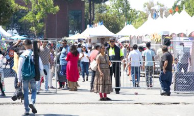 Fremont, CA - 19 Ağustos 2023: Daha önce Hindistan Festivali olarak bilinen Fog Festivali, Dünya Festivali katılımcıları. Festival alanına giriyoruz, kapıda güvenlik var..