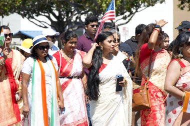 Fremont, CA - 20 Ağustos 2023: 31. Geleneksel Sis Festivali Töreni katılımcıları. Tüm Körfez Bölgesi için yıllık Hint mirası ve kültürü kutlaması..