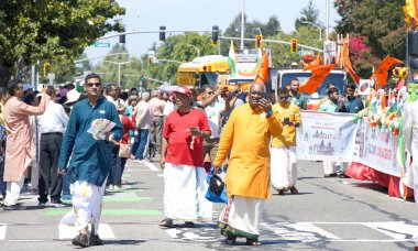 Fremont, CA - 20 Ağustos 2023: 31. Geleneksel Sis Festivali Töreni katılımcıları. Tüm Körfez Bölgesi için yıllık Hint mirası ve kültürü kutlaması..