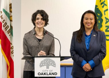 Oakland, CA - 22 Ağustos 2023: Büyükelçi Nina Hachigian ve Belediye Başkanı Sheng Thao Vietnam 'a yaptığı son seyahatin sonuçlarını tartıştılar..