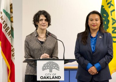 Oakland, CA - 22 Ağustos 2023: Büyükelçi Nina Hachigian ve Belediye Başkanı Sheng Thao Vietnam 'a yaptığı son seyahatin sonuçlarını tartıştılar..