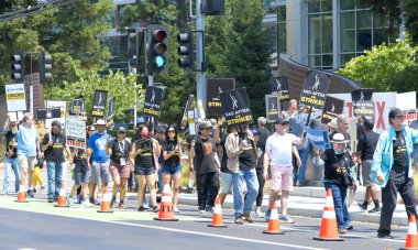 Los Gatos, CA - 22 Ağustos 2023: Wincflix Bulvarı 'ndaki Netflix binası önünde SAG-AFTRA' nın Kuzey Kaliforniya yerel üyeleri Yazarlar Birliği ile dayanışma içinde grevde