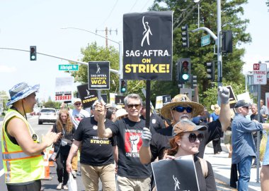 Los Gatos, CA - 22 Ağustos 2023: Wincflix Bulvarı 'ndaki Netflix binası önünde SAG-AFTRA' nın Kuzey Kaliforniya yerel üyeleri Yazarlar Birliği ile dayanışma içinde grevde