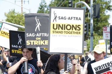 Los Gatos, CA - 22 Ağustos 2023: Wincflix Bulvarı 'ndaki Netflix binası önünde SAG-AFTRA' nın Kuzey Kaliforniya yerel üyeleri Yazarlar Birliği ile dayanışma içinde grevde