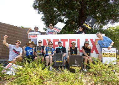 Los Gatos, CA - 22 Ağustos 2023: Wincflix Bulvarı 'ndaki Netflix binası önünde SAG-AFTRA' nın Kuzey Kaliforniya yerel üyeleri Yazarlar Birliği ile dayanışma içinde grevde