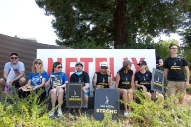 Los Gatos, CA - 22 Ağustos 2023: Wincflix Bulvarı 'ndaki Netflix binası önünde SAG-AFTRA' nın Kuzey Kaliforniya yerel üyeleri Yazarlar Birliği ile dayanışma içinde grevde