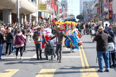 San Francisco, CA - 26 Ağustos 2023: Rose Pak istasyonundan Çin 'deki Portsmouth Meydanı' na yürüyen Aç Hayalet Kral Festivali Geçit Töreni 'ne katılanlar.