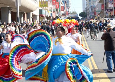 San Francisco, CA - 26 Ağustos 2023: Rose Pak istasyonundan Çin 'deki Portsmouth Meydanı' na yürüyen Aç Hayalet Kral Festivali Geçit Töreni 'ne katılanlar.