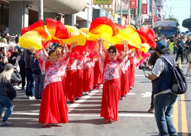 San Francisco, CA - 26 Ağustos 2023: Rose Pak istasyonundan Çin 'deki Portsmouth Meydanı' na yürüyen Aç Hayalet Kral Festivali Geçit Töreni 'ne katılanlar.