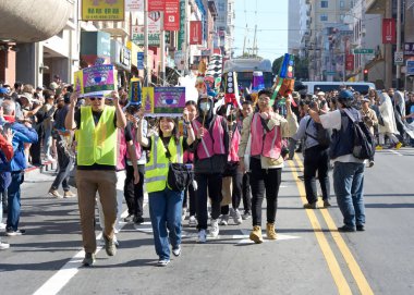 San Francisco, CA - 26 Ağustos 2023: Rose Pak istasyonundan Çin 'deki Portsmouth Meydanı' na yürüyen Aç Hayalet Kral Festivali Geçit Töreni 'ne katılanlar.