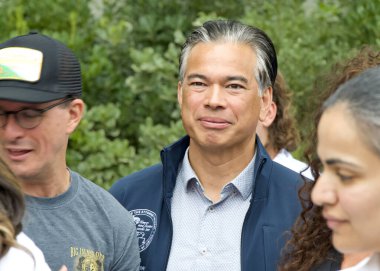 San Jose, CA - 2 Eylül 2023: South Bay İşçi Bayramı BBBQ etkinliğine katılanlar. Başsavcı Rob Bonta konuşuyor.. 