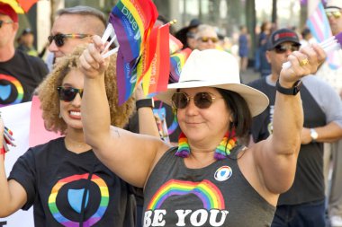 Oakland, CA - 10 Eylül 2023: Oakland 'daki Oakland Gay Onur Yürüyüşü katılımcıları. Gururun Gücü 'nü körükle.