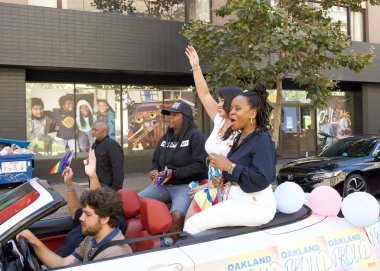 Oakland, CA - 10 Eylül 2023: Oakland 'daki Oakland Gay Onur Yürüyüşü katılımcıları. Gururun Gücü 'nü körükle. Başkan Sheng Thao.
