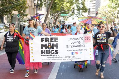 Oakland, CA - 10 Eylül 2023: Oakland 'daki Oakland Gay Onur Yürüyüşü katılımcıları. Gururun Gücü 'nü körükle.