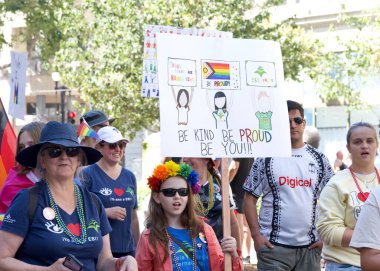 Oakland, CA - 10 Eylül 2023: Oakland 'daki Oakland Gay Onur Yürüyüşü katılımcıları. Gururun Gücü 'nü körükle.