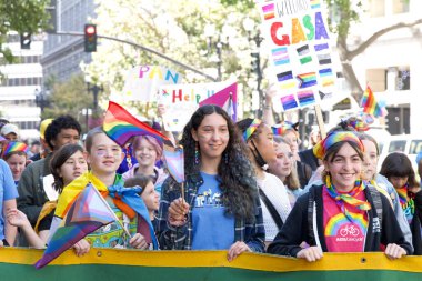 Oakland, CA - 10 Eylül 2023: Oakland 'daki Oakland Gay Onur Yürüyüşü katılımcıları. Gururun Gücü 'nü körükle.