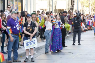 Oakland, CA - 10 Eylül 2023: Oakland 'daki Oakland Gay Onur Yürüyüşü katılımcıları. Gururun Gücü 'nü körükle. Seyirciler sokakları dolduruyor