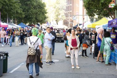 Oakland, CA - 10 Eylül 2023 Oakland Gay Onur Festivali katılımcısı. Gururun Gücü 'nü körükle. Katılımcılar yemek kuyruğunda bekliyor ve kabinler ve aşamalar arasında dolaşıyorlar.