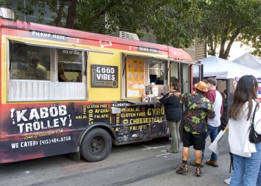 Oakland, CA - 10 Eylül 2023 Oakland Gay Onur Festivali katılımcısı. Gururun Gücü 'nü körükle. Katılımcılar yemek kuyruğunda bekliyor ve kabinler ve aşamalar arasında dolaşıyorlar.