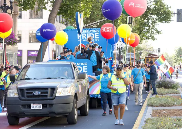 Oakland, CA - 10 Eylül 2023: Oakland 'daki Oakland Gay Onur Yürüyüşü katılımcıları. Gururun Gücü 'nü körükle.