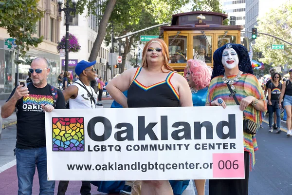 Oakland, CA - 10 Eylül 2023: Oakland 'daki Oakland Gay Onur Yürüyüşü katılımcıları. Gururun Gücü 'nü körükle.