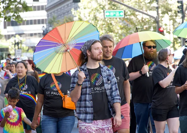 Oakland, CA - 10 Eylül 2023: Oakland 'daki Oakland Gay Onur Yürüyüşü katılımcıları. Gururun Gücü 'nü körükle.