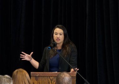 Oakland, CA - 23 Eylül 2023: Belediye Başkanı Sheng Thao Castlemont Lisesi Konuşan Geçişler Toplum Etkinliği 'nde konuşma yaptı