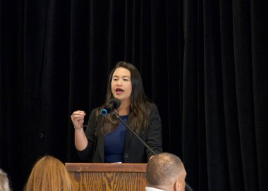 Oakland, CA - 23 Eylül 2023: Belediye Başkanı Sheng Thao Castlemont Lisesi Konuşan Geçişler Toplum Etkinliği 'nde konuşma yaptı