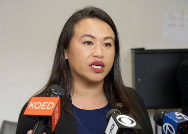 Oakland, CA - 23 Eylül 2023: Belediye Başkanı Sheng Thao Castlemont Lisesi Konuşan Geçişler Toplum Etkinliği 'nde konuşma yaptı