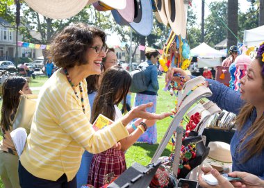 Alameda, CA - 23 Eylül 2023: Belediye Başkanı Marilyn Ezzy Ashcraft Nuestros Colores Sanat ve Kültür Festivali katılımcılarıyla alışveriş ve konuşma yaptı.
