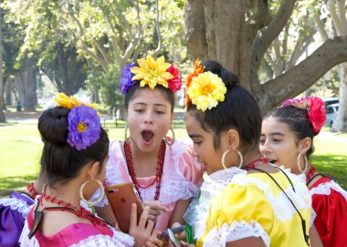 Alameda, CA - 23 Eylül 2023: Genç dansçılar Nuestros Colores Sanat ve Kültür Festivali 'nde sahneye çıkmadan önce sosyalleşiyorlar.