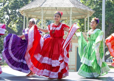 Alameda, CA - 23 Eylül 2023: Nuestros Colores Sanat ve Kültür Festivali 'nde sahne alan genç dansçılar.