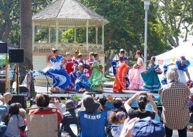 Alameda, CA - 23 Eylül 2023: Nuestros Colores Sanat ve Kültür Festivali 'nde sahne alan genç dansçılar.