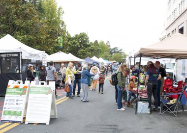 Berkeley, CA - 30 Eylül 2023 Berkeley şehir merkezi çiftçi pazarı. California çiftçilerinin doğrudan tüketicilere satmak için taze, yerel ürünler ve işlenmiş gıdalar getirdiği açık hava pazarı..