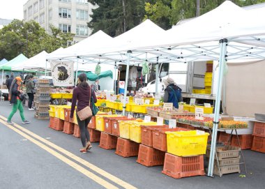 Berkeley, CA - 30 Eylül 2023 Berkeley şehir merkezi çiftçi pazarı. California çiftçilerinin doğrudan tüketicilere satmak için taze, yerel ürünler ve işlenmiş gıdalar getirdiği açık hava pazarı..