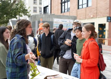 Berkeley, CA - 30 Eylül 2023: Berkeley BART istasyonunun dışındaki bir Transit Rallisi 'nde gönüllü gönüllülere yönelik telgraf