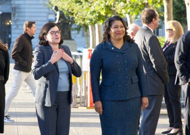 San Francisco, CA - 4 Ekim 2023 Belediye Başkanı London Breed merhum Senatör Dianne Feinstein 'in kızı Katherine Anne Feinstein ile bekliyor..