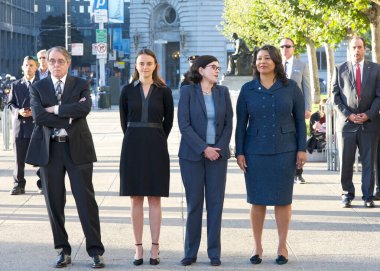 San Francisco, CA - 4 Ekim 2023 Belediye Başkanı London Breed merhum Senatör Dianne Feinstein 'in kızı ve torunu Katherine Anne Feinstein ve Eileen Feinstein Mariano ile bekliyor..