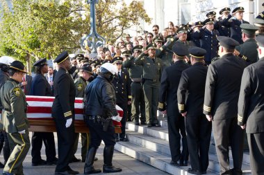 San Francisco, CA - 4 Ekim 2023: Polis ve İtfaiyeciler, Senatör Dianne Feinsteins 'in cenazesi belediye binasına götürülürken,.