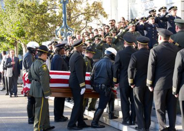 San Francisco, CA - 4 Ekim 2023: İzleyiciler, Polis ve İtfaiyeciler, son Senatör Dianne Feinstein 'in cenazesinin kaldırıldığı tabutun belediye binasına ilk müdahale ekipleri tarafından taşınmasıyla hazır bulunuyorlar.
