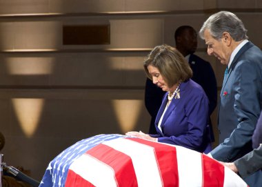 San Francisco, CA - 4 Ekim 2023 Son Senatör Dianne Feinstein 'in Nancy Pelosi' nin son saygılarını sunduğu belediye binasında yattığı tabut Amerikan bayrağıyla kaplandı..