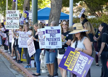 Walnut Creek, CA - 5 Ekim 2023: Newell Bulvarı 'ndaki Kaiser Tıp Merkezi' nin önünde protesto eden sağlık çalışanları. Hasta sağlığının şirket servetinden daha öncelikli olmasını talep etmek. Kârdan Önce Hastalar