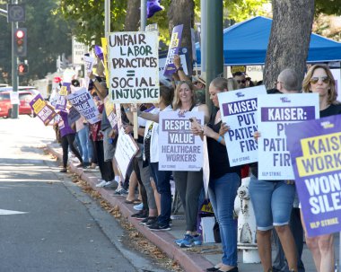 Walnut Creek, CA - 5 Ekim 2023: Newell Bulvarı 'ndaki Kaiser Tıp Merkezi' nin önünde protesto eden sağlık çalışanları. Hasta sağlığının şirket servetinden daha öncelikli olmasını talep etmek. Kârdan Önce Hastalar