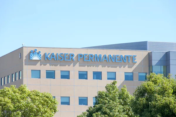 San Leandro, CA - 5 Ekim 2023 San Leandro Kaiser Hastanesi ve Tıp Merkezi 'nin yanında KAISER PERMANENTE tabelası.