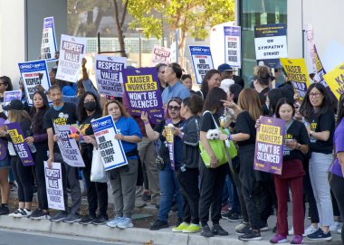Oakland, CA - 5 Ekim 2023: Broadway 'deki Kaiser Tıp Merkezi' nin önünde protesto eden sağlık çalışanları. Hasta sağlığının şirket servetinden daha öncelikli olmasını talep etmek. Kârdan Önce Hastalar