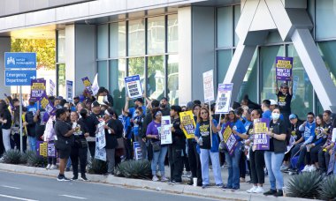 Oakland, CA - 5 Ekim 2023: Broadway 'deki Kaiser Tıp Merkezi' nin önünde protesto eden sağlık çalışanları. Hasta sağlığının şirket servetinden daha öncelikli olmasını talep etmek. Kârdan Önce Hastalar