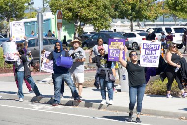 San Leandro, CA - 5 Ekim 2023: Newell Bulvarı 'ndaki Kaiser Tıp Merkezi' nin önünde protesto eden sağlık çalışanları. Hasta sağlığının şirket servetinden daha öncelikli olmasını talep etmek. Kârdan Önce Hastalar