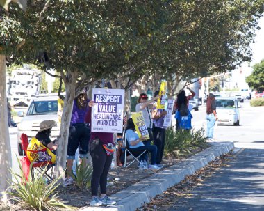 San Leandro, CA - 5 Ekim 2023: Newell Bulvarı 'ndaki Kaiser Tıp Merkezi' nin önünde protesto eden sağlık çalışanları. Hasta sağlığının şirket servetinden daha öncelikli olmasını talep etmek. Kârdan Önce Hastalar